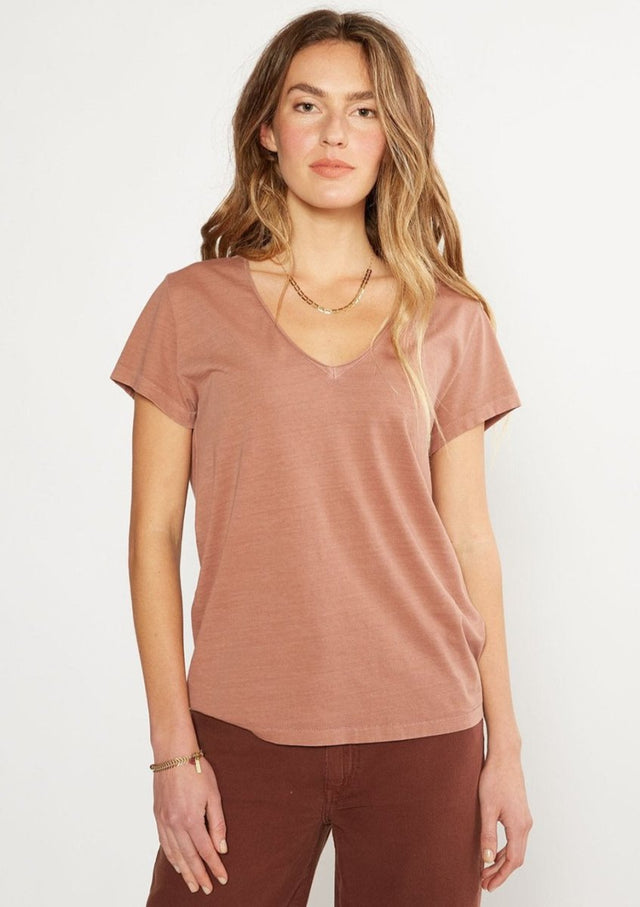 Aiden Organic Cotton V Neck Tee in Redwood Pigment